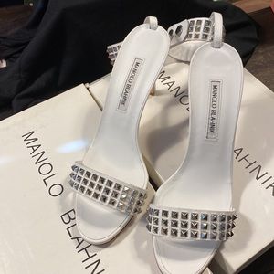New in box Manolo Blahnik white leather ankle strap heels 39